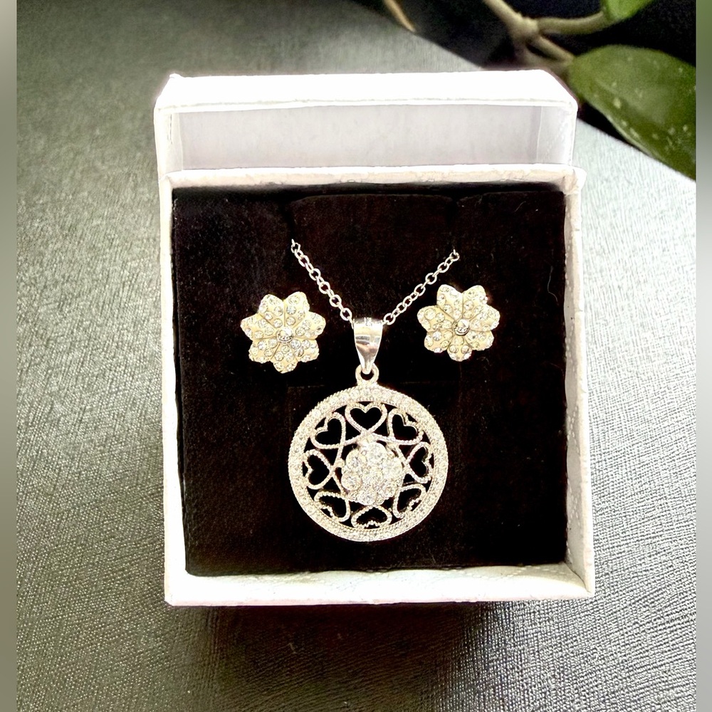 Filigree Heart Pendant on 17” Sterling Chain With Matching Pierced Earrings ✨❤️